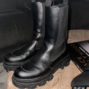 Black boots women’s size 9